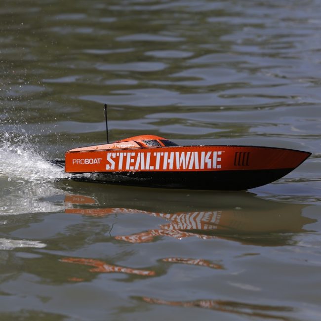 Bateau RC Pro Boat Stealthwake 23” Deep-V Brushed RTR – Moteur 550, Batterie Incluse, Radio 2,4 GHz